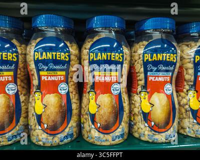 Planters Dry Roasted Peanuts Perfectly Aligned On Grocery Store Snack Aisle Shelf Stock Photo