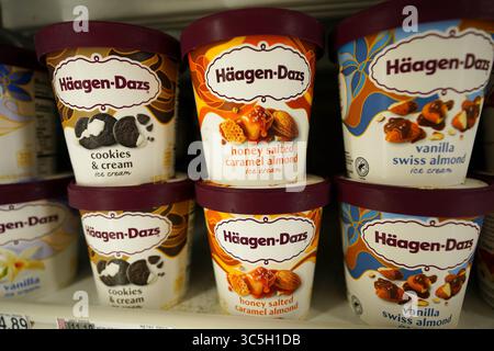 Haagen Dazs Ice Cream Tubs Luxuriously Displayed On Grocery Store Freezer Shelf Stock Photo