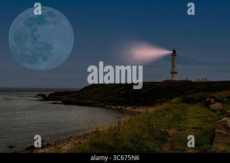Full moon over the Girdle Ness Lighthouse near Torry Battery in Aberdeen, Scotland Stock Photo