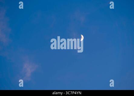 Zunehmender Mond, blauer Himmel, Bayern, Deutschland, Europa Zunehmender Mond, blauer Himmel, Bayern, Deutschland, Europa *** Waxing moon, blue sky, B Stock Photo