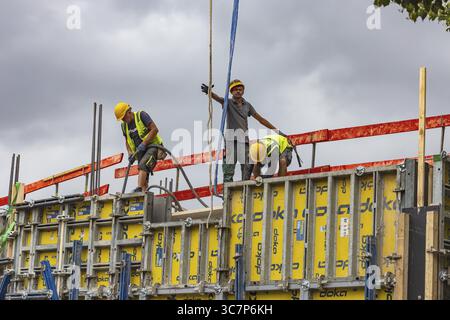 Construction worker concreting a wall. Construction site for an apartment block in Stuttgart, Baden-Wuerttemberg, Germany Stock Photo