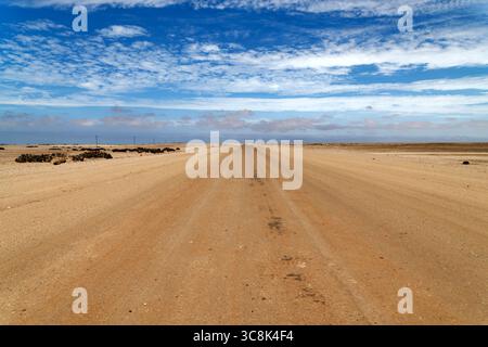 Namib: Gravel road D1918 in Dorob National Park northeast of Henties Bay, Erongo Region, Namibia Stock Photo