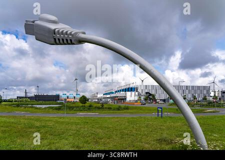 Das Google Datacenter, Rechenzentrum in Eemshaven, auf über 44 Hektar, wird ausgebaut, betrieben mit Strom aus erneuerbaren Energien, Windkraft, Eemshaven, Niederlande, Google Datacenter *** The Google Datacenter, data center in Eemshaven, on over 44 hectares, is being expanded, powered by electricity from renewable energies, wind power, Eemshaven, Netherlands, Google Datacenter Stock Photo