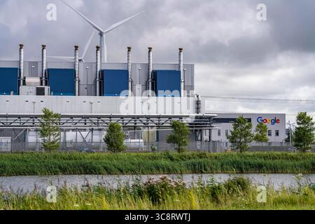 Das Google Datacenter, Rechenzentrum in Eemshaven, auf über 44 Hektar, wird ausgebaut, betrieben mit Strom aus erneuerbaren Energien, Windkraft, Eemshaven, Niederlande, Google Datacenter *** The Google Datacenter, data center in Eemshaven, on over 44 hectares, is being expanded, powered by electricity from renewable energies, wind power, Eemshaven, Netherlands, Google Datacenter Stock Photo