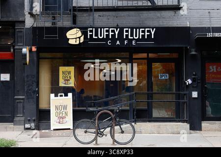 Fluffy Fluffy Cafe, 153 1st Ave, New York, NYC storefront of a Japanese souffle pancake franchise in Manhattan's East Village. Fuwa Fuwa ふわふわ ニューヨーク Stock Photo