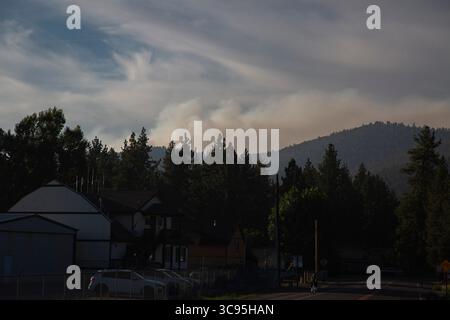 Big Bear City, California, USA. 4th Aug, 2025. The image shows a large plume of smoke rising into the sky from the Gold Fire burning in the wilderness north of Big Bear Lake. The fire has charred over 300 acres, but no homes are currently threatened, according to the U.S. Forest Service. (Credit Image: © Katrina Kochneva/ZUMA Press Wire) EDITORIAL USAGE ONLY! Not for Commercial USAGE! Stock Photo