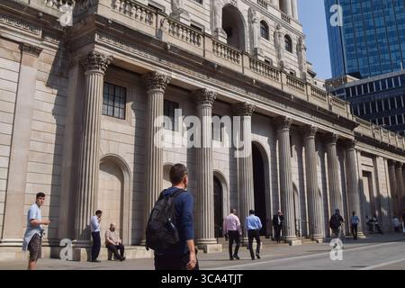 London, UK. 06th Aug, 2025. People walk past the Bank of England, which is expected to cut interest rates this week due to rising unemployment and Trump tariffs. Credit: SOPA Images Limited/Alamy Live News Stock Photo