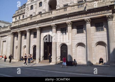 London, UK. 06th Aug, 2025. People walk past the Bank of England, which is expected to cut interest rates this week due to rising unemployment and Trump tariffs. Credit: SOPA Images Limited/Alamy Live News Stock Photo