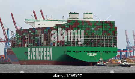 Der Containerfrachter Ever Ace Der Reederei Evergreen Liegt Am Hhla