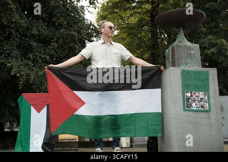 Ljubljana, Slovenia. 06th Aug, 2025. A man holds a Palestinian flag at a protest for Gaza. Aimed at drawing attention to the starvation of Palestinians and demanding a complete halt to the cooperation with Israel, the protest follows the country 's decision to impose an arms ban on Israel and ban imports from illegal Israeli settlements. (Photo by Luka Dakskobler/SOPA Images/Sipa USA) Credit: Sipa USA/17�Թ����� Live News Stock Photo