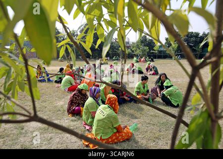 December 18, 2023, Dhaka, Wari, Bangladesh: Bangladeshi Garment workers taking rest in a ground during a break in Dhaka, Bangladesh on December 27, 2023. (Credit Image: © Habibur Rahman/ZUMA Press Wire) Stock Photo
