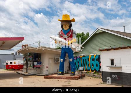Tulsa, Oklahoma - United States - June 18th, 2025: Route 66 Roadside Attraction Muffler Man "Buck Atom" roadside giant at Buck Atom's Cosmic Curios in Stock Photo