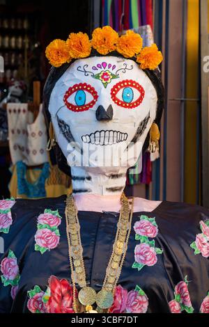 October 30, 2018, Oaxaca de Juarez, Oaxaca, Mexico: A papier mache mannequin dressed as a woman with marigolds on the street for Day of the Dead in Oaxaca, Mexico. (Credit Image: © Jon G. Fuller/VW Pics via ZUMA Press Wire) Stock Photo