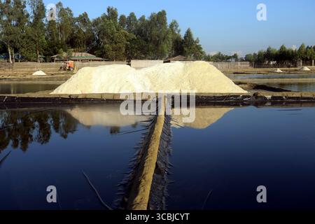 November 25, 2022, Chittaganog, Chittaganog, Bangladesh: Salt production has started in full swing on the Banskhali coast of Chattogram. The salt of new season has started reaching the market from the first week of this month, selling for Tk 500-550 per maund. Marginal salt farmers are happy with the prices. Every year, salt is cultivated on about 63,300 acres of land in Cox's Bazar and Chattogram during the winter.  (Credit Image: © Habibur Rahman/ZUMA Press Wire) Stock Photo