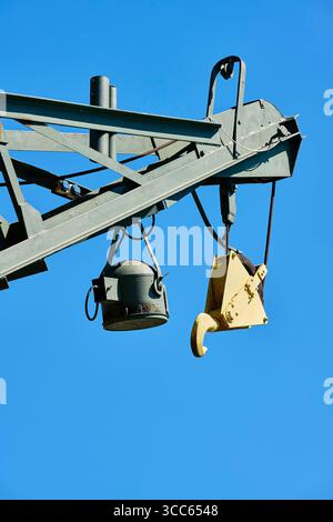 Haken an einem historischen Hafenkran Stock Photo