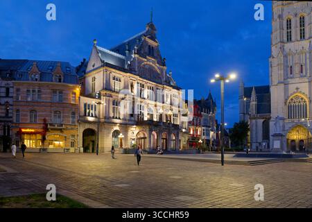 Floodlit Lakenhalle in sint-baafsplein, Ghent Stock Photo