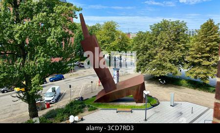 “Hamburger Form” sculpture by Franz Bernhard, rusty steel artwork in front of the Agentur für Arbeit, Hamburg, Germany. Stock Photo