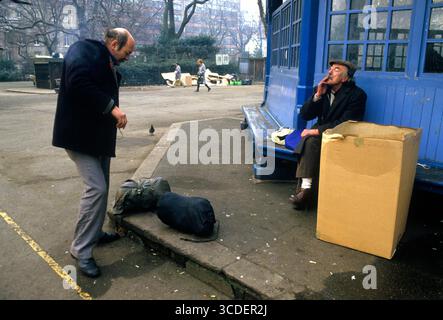 Rough sleepers UK 1980s homeless men sleeping in London parks 1985. Lincoln Inns Field tramps with cardboard box overnight shelters HOMER SYKES Stock Photo