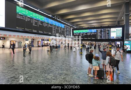 Concourse at London's Euston Station, UK. Shows new, enlarged train information display boards. August 2025. Stock Photo