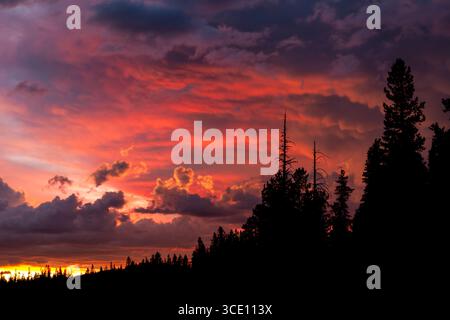 The sun sets over the western sky in the Klamath National Forest in California's Modoc County Stock Photo