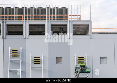 Mesa, Arizona, USA. 15th Aug, 2025. A welder works on the exterior of the EdgeCore Internet Real Estate data center under construction, part of the Phoenix metro area's large-scale industrial building boom. Data center, residential, and commercial construction continues across the region as the real estate market in Maricopa County cools after years of rapid gains, with more listings easing pressure on buyers. (Credit Image: © Eduardo Barraza/ZUMA Press Wire) EDITORIAL USAGE ONLY! Not for Commercial USAGE! Stock Photo
