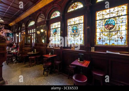 Stain glass windows in the Stags Head pub, Dublin, Leinster, Ireland Stock Photo