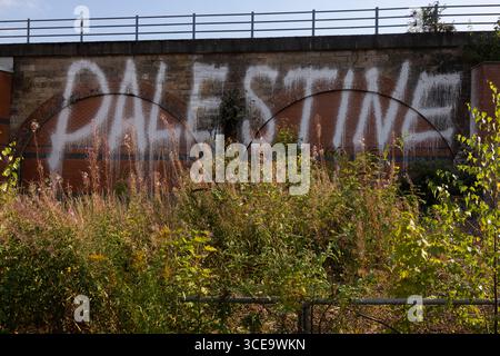 Glasgow, UK, 16th August 2025. Graffiti reading ÔPalestineÕ painted on a wall in the Southside of Glasgow, Scotland, 16 August 2025. Stock Photo