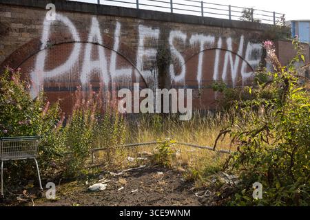 Glasgow, UK, 16th August 2025. Graffiti reading ÔPalestineÕ painted on a wall in the Southside of Glasgow, Scotland, 16 August 2025. Stock Photo