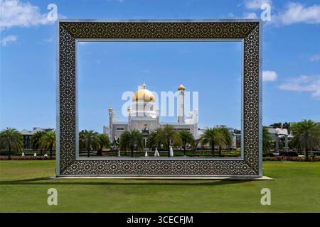 Sultan Omar Ali Saifuddin Mosque through a built up frame in Bandar Seri Begawan, Brunei Darussalam. Stock Photo