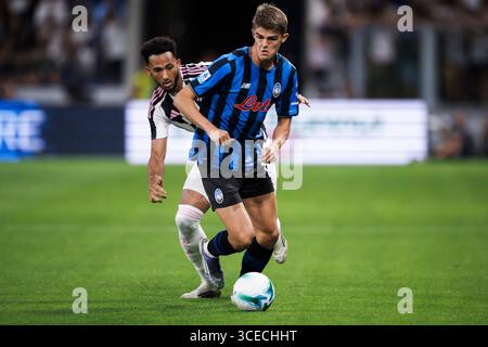 Lloyd Kelly of Juventus FC is challenged by Musa Al-Taamari of Stade ...