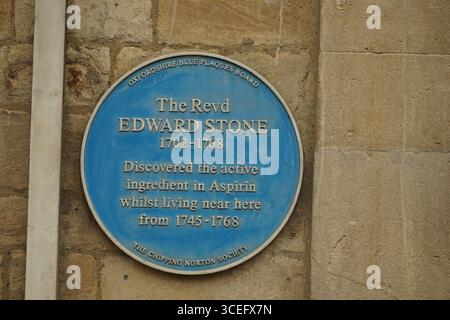 Blue Plaque Honoring Edward Stone Discovering Aspirin's Active Ingredient. Chipping Norton, England Stock Photo