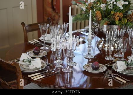 Elegant Table Setting with Floral Centerpiece and Fine Glassware at Dinner. Broadway, England Stock Photo