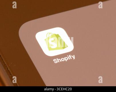 Shopify app on a smartphone screen Stock Photo