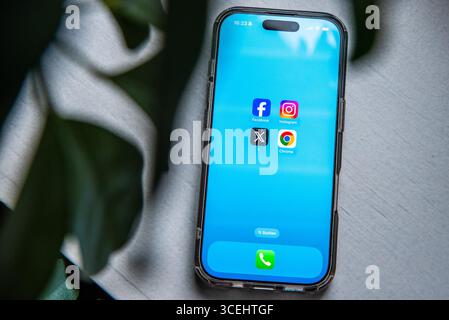 29 July 2025, Belgium, Brüssel: The logos of Facebook, Instagram, X (formerly Twitter) and Google Chrome can be seen on the screen of a smartphone. The European Union is making large online platforms and browser providers more accountable with laws such as the Digital Services Act (DSA) and the Digital Markets Act (DMA). Photo: Alicia Windzio/dpa Stock Photo