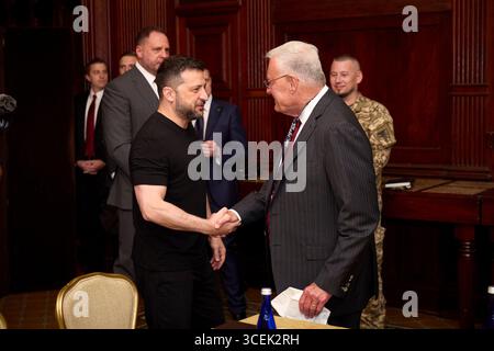 Washington, United States. 18th Aug, 2025. Ukrainian President Volodymyr Zelenskyy, left, is welcomed by U.S. Special Presidential Envoy for Ukraine, Ret. General Keith Kellogg prior to their meeting, August 18, 2025 in Washington, DC Zelenskyy met with Kellogg before the planned meeting with President Donald Trump later in the day. Credit: Ukraine Presidency/Ukrainian Presidential Press Office/Alamy Live News Stock Photo