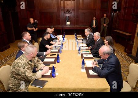 Washington, United States. 18th Aug, 2025. Ukrainian President Volodymyr Zelenskyy, left, and delegation meets with U.S. Special Presidential Envoy for Ukraine, Ret. General Keith Kellogg, August 18, 2025 in Washington, DC Zelenskyy and Kellogg met before the planned meeting with President Donald Trump later in the day. Credit: Ukraine Presidency/Ukrainian Presidential Press Office/Alamy Live News Stock Photo