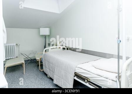 Single Patient Hospital clinic ward Room infirmary with Bed and Medical Equipment Stock Photo
