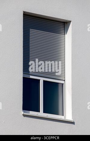 Elektrischer Rollladen an einem neuen Wohnhaus *** Electric roller shutter on a new residential building Copyright: xUdoxHerrmannx Stock Photo