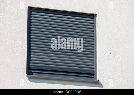 Elektrischer Rollladen an einem neuen Wohnhaus *** Electric roller shutter on a new residential building Copyright: xUdoxHerrmannx Stock Photo