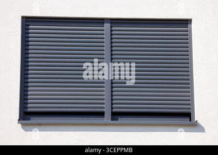 Elektrischer Rollladen an einem neuen Wohnhaus *** Electric roller shutter on a new residential building Copyright: xUdoxHerrmannx Stock Photo