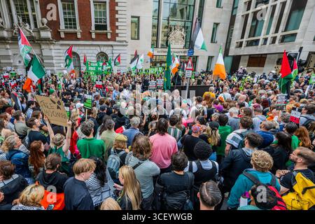 London, UK. 20th Aug, 2025. A rally after the Band had entered the building with speeches and songs - Defend Kneecap protest at Westminster Magistrates' Court. Mo Chara (Liam 'g ' hAnnaidh) of Kneecap faces his second court appearance over an alleged offence under the Terrorism Act for displaying a flag in support of the proscribed organisation Hezbollah at a concert in London in November 2024. Credit: Guy Bell/Alamy Live News Stock Photo