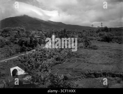View of the road to Buitenzorg (Bogor) and the Poentjak Pass (Puncak Pass) in West Java, Indonesia, taken between 1880 and 1910. The image shows the Sindanglaja area, located ten kilometers east of Bandung. Stock Photo