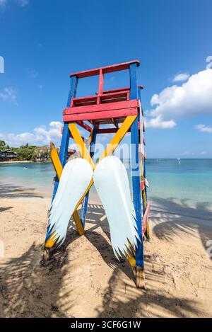 Isla de Roatan, Honduras - April 16, 2024: A lifeguard tower is located on Half Moon Bay Beach on Roatan Island, Honduras. Stock Photo