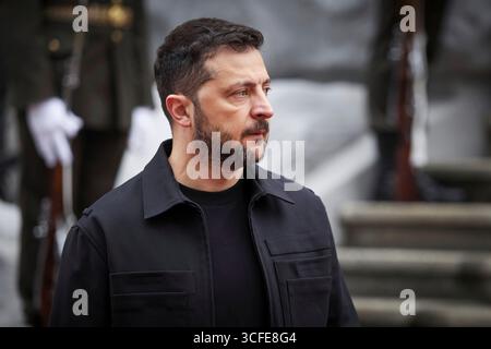 Kyiv, Ukraine. 22nd Aug, 2025. Ukrainian President Volodymyr Zelenskyy, waits to welcome NATO Secretary General Mark Rutte, at the Mariinsky Palace, August 22, 2025 in Kyiv, Ukraine. Rutte made a surprise visit to discuss next steps in peace talks. Credit: Ukraine Presidency/Ukrainian Presidential Press Office/Alamy Live News Stock Photo