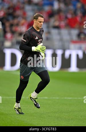 vor Spielbeginn: Aufwaermen Training Torwart Manuel Neuer FC Bayern ...