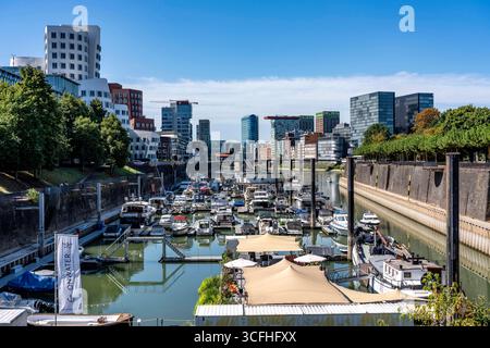 Marina im Medienhafen Düsseldorf, alte und moderne Architektur im ehemaligen Hafen, eine Mischung aus Büros, Firmen, Hotels, Restaurants, Szeneviertel, Ausgehviertel, Galerien, Düsseldorf, Rheinland, NRW, Deutschland, Medienhafen Düsseldorf *** Marina in Medienhafen Düsseldorf, old and modern architecture in the former harbor, a mixture of offices, companies, hotels, restaurants, trendy district, nightlife district, galleries, Düsseldorf, Rhineland, NRW, Germany, Medienhafen Düsseldorf Stock Photo
