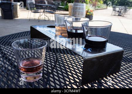 Wine tasting on the patio at The Tasting Room on the Blufftop of Les Bourgeois Winery in Rocheport, Missouri, USA Stock Photo