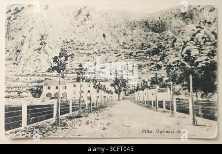 Black and white postcard showing the avenue of trees and the building of the municipal hall in Priko (Omiš) at the foot of the Dinara mountain Stock Photo