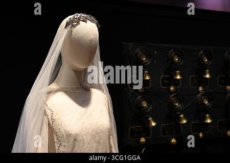 Michelle Dockery (as Lady Mary): Wedding dress, worn for the marriage of Lady  Mary Crawley to Matthew Crawley Season 3, Episode 1 - Bonhams auction Stock  Photo - Alamy