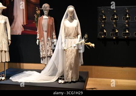 Michelle Dockery (as Lady Mary): Wedding dress, worn for the marriage of Lady  Mary Crawley to Matthew Crawley Season 3, Episode 1 - Bonhams auction Stock  Photo - Alamy